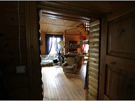 открытая дверь в гостиную современной деревянной двухэтажной  дачи музыканта