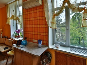 шкаф со столешницей у платочной стены с кондиционером между окнами в яркой кухне квартиры №16