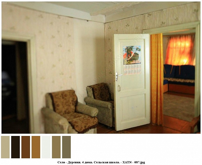 "дивантекс" на мягких светлых креслах за белой дверью в зальной комнате сельского дома