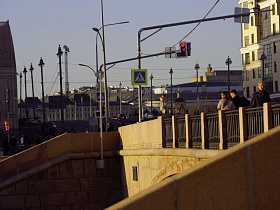 светофор, дорожные знаки, фонарные столбы, пешеходная дорожка на оживленном Москворецком мосту с бетонными перилами для съемок кино