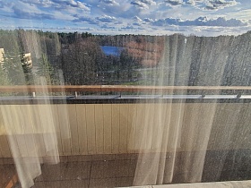 балкон с видом на реку и лес в номере отеля в пушкино