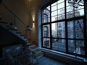 Лестница в двухэтажном лофте, Лофт белая стена, лофт, большое окно в лофт стиле, металиическое черное окно во всю стену в лофт квартире