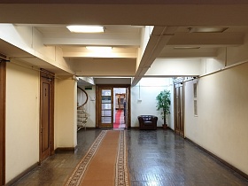 Холл коридора СССР с красной дорожкой