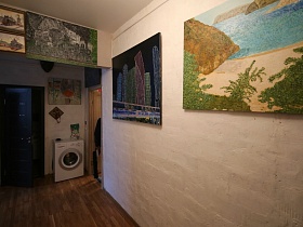 разноплановые яркие картины на антресоли, стенах светлого коридора двухкомнатной современной лофт квартиры художника