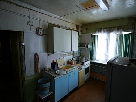 общий вид на кухню с мебелью на даче времен СССР