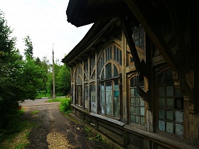 деревянный навес крыши на деревянных резных опорах над входной дверью в старинный дом старого Ногинска