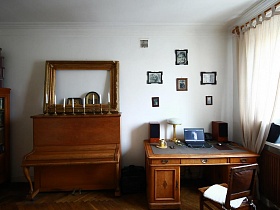 большая рамка и подсвечники на пианино в гостиной сталинки