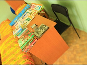письменный стол воспитателя в детской спальной комнате детского сада