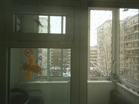 застекленный балкон за окнами комнаты