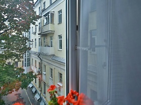 вид з окна трехкомнатной квартиры на соседние окна жилого пятиэтажного дома