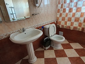 бежевый санузел с раковиной, туалетом и ванной за шторкой