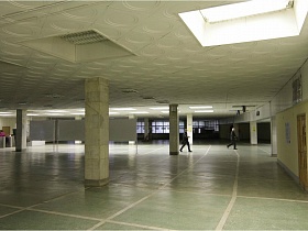 Широкий холл похожий на старый холл советского аэропорта