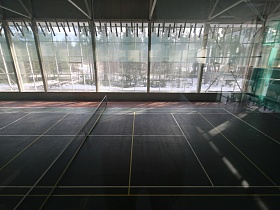 Крытый теннисный корт для съемок вид сверху из окна бассейна