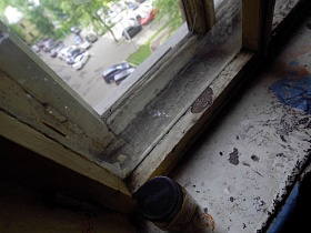 окно подъезда, требуещее ремонта в коммунальном общежитии