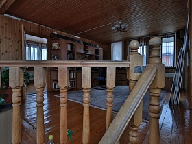 просторный холл второго этажа с лестницы уютной загородной деревяной дачи