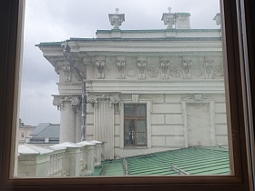 выход из окна на зеленую крышу к другому окну