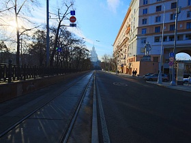 широкая автомобилная дорога с трамвайными путями на пересечени Покровского бульвара с Подколокольным