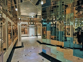 Волшебный зеркальный холл в отеле в Москве