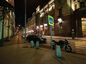припаркованный транспорт вдоль торговых точек на пешеходной улице Кузнецкого моста вечером