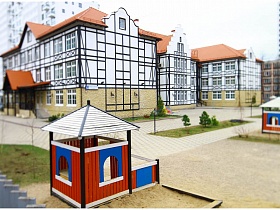 строгое,элегантное,прямоугольное, симетричное здание детского садика в необычном английском стиле